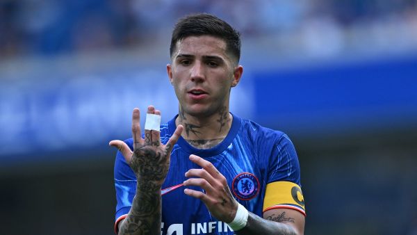 Chelsea's Argentinian midfielder #08 Enzo Fernandez, with bandaged fingers, gestures during the pre-season friendly football match between Chelsea and Inter Milan at the Stamford Bridge stadium in London on August 11, 2024. (Photo by JUSTIN TALLIS / AFP)