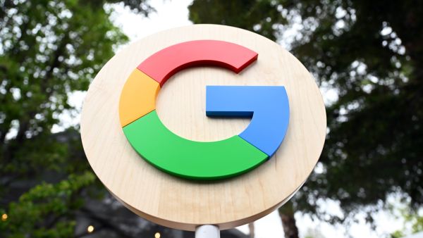 المجموعة استهدفت حسابات 12 شخصا مرتبطين بكل من بايدن وترامب
