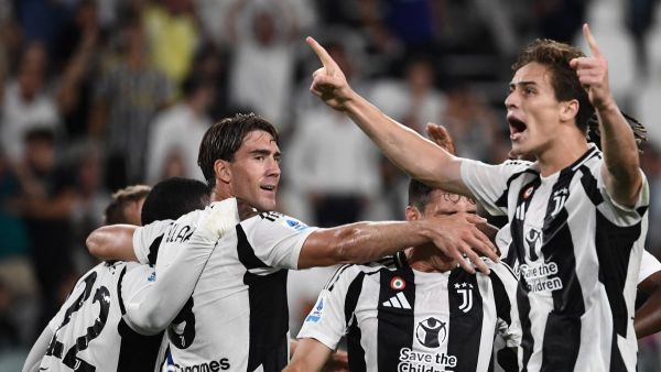 Juventus' US midfielder #22 Timothy Weah (L) celebrates with Juventus' Serbian forward #09 Dusan Vlahovic (2nd L) after scoring his team' second goal during the Italian Serie A football match between Juventus and Como at The Allianz Stadium in Turin on August 19, 2024. (Photo by Isabella BONOTTO / AFP)