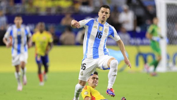 Giovani Lo Celso of Argentina battles for possession with Rafael Santos Borre of Colombia during the CONMEBOL Copa America 2024 Final match between Argentina and Colombia at Hard Rock Stadium on July 14, 2024 in Miami Gardens, Florida. Buda Mendes/Getty Images/AFP (Photo by Buda Mendes / GETTY IMAGES NORTH AMERICA / Getty Images via AFP)