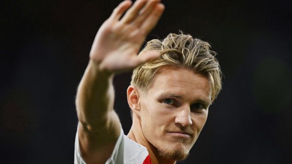 Arsenal's Norwegian midfielder #08 Martin Odegaard waves to supporters at the end of the pre-season friendly football match between Arsenal and Bayer 04 Leverkusen at the Emirates Stadium in London on August 7, 2024. (Photo by Glyn KIRK / AFP)