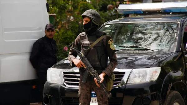 وصل الزوج إلى المنزل ليكتشف الخيانة في غرفة نومه