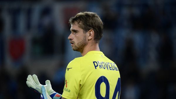 Lazio's Italian goalkeeper #94 Ivan Provedel looks on during the Italian Serie A football match between Lazio and Fiorentina at the Olympic stadium in Rome, on October 30, 2023. (Photo by Filippo MONTEFORTE / AFP)
