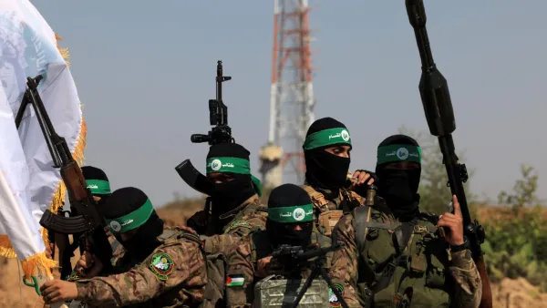 عناصر من  كتائب عز الدين القسام، الجناح العسكري لحركة حماس