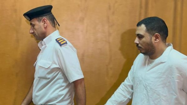 ظهر المتهم في الفيديو وهو في حالة من القلق والتوتر أثناء استجوابه