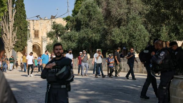 المستوطنون دخلوا المسجد على شكل مجموعات متتالية