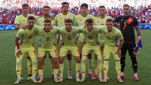 Spain's players pose before the men's semi-final football match between Morocco and Spain of the Paris 2024 Olympic Games at the Marseille Stadium in Marseille on August 5, 2024. (Photo by Pascal GUYOT / AFP)