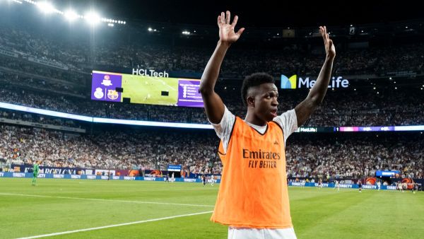 Vinícius Junior #7 of Real Madrid waves to the crowd as he warms up in the second half of the pre-season friendly match against FC Barcelona at MetLife Stadium on August 3, 2024 in East Rutherford, New Jersey. Ira L. Black/Getty Images/AFP (Photo by Ira L. Black / GETTY IMAGES NORTH AMERICA / Getty Images via AFP)