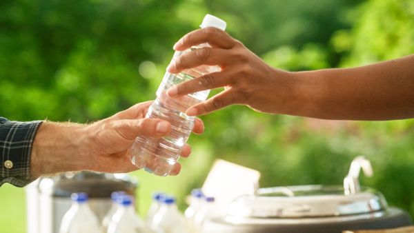 5 طرق تؤثر بها المياه المعبأة بشكل خطير على صحتنا