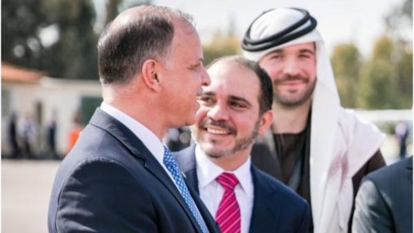 الأمير فيصل رفقة شقيقه الأمير علي والأمير هاشم
