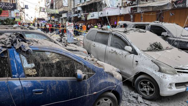 دمار يظهر في منطقة مبنى سكني تعرض لغارة إسرائيلية في الضاحية الجنوبية (الفرنسية)