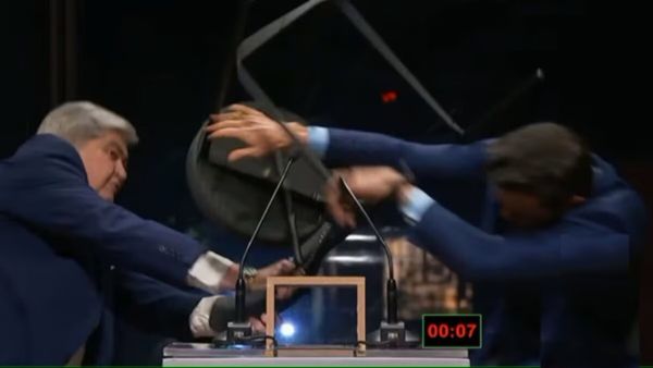 مرشح يضرب منافسه في الانتخابات بالكرسي