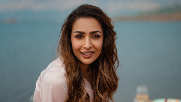 تفاصيل انتحار والد الممثلة الهندية ماليكا أرورا