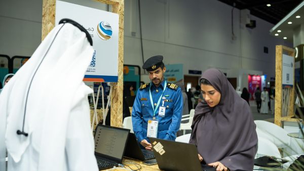 32 مواطناً يلتحقون ببرامج المنح الدراسية لجمارك دبي و "موانئ دبي العالمية"