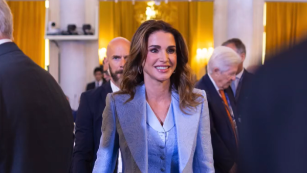الملكة رانيا تختار ملابس دولتشي آند غابانا في إيطاليا...وحقيبتها من لوي فيوتون فاخرة