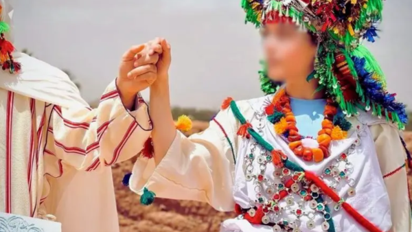 قبلة بالزي الأمازيغي
