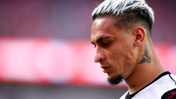Antony Dos Santos #21 of Manchester United warms up in the first half during a pre-season friendly match against Arsenal at SoFi Stadium on July 27, 2024 in Inglewood, California. Ronald Martinez/Getty Images/AFP (Photo by RONALD MARTINEZ / GETTY IMAGES NORTH AMERICA / Getty Images via AFP)