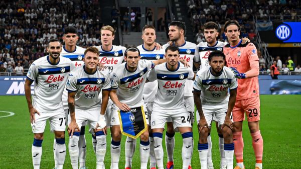 Atalanta's players pose ahead of the Italian Serie A football match between Inter Milan and Atalanta at San Siro Stadium in Milan, Italy on August 30, 2024. (Photo by Piero CRUCIATTI / AFP)