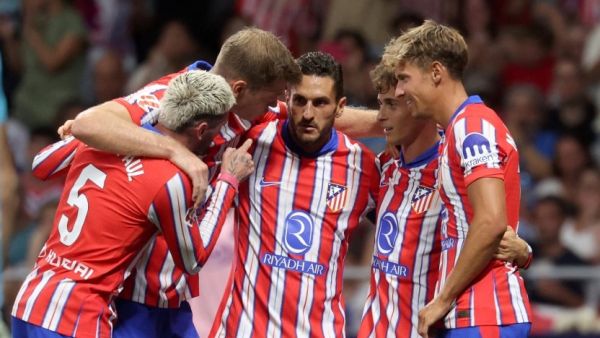 Atletico Madrid's Spanish midfielder #06 Koke talks with his teammates during the Spanish league football match between Club Atletico de Madrid and RCD Espanyol at the Metropolitano stadium in Madrid on August 28, 2024. (Photo by Pierre-Philippe MARCOU / AFP)