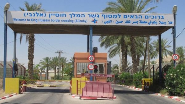 يشهد المعبر حركة كثيفة، ويستخدمه الفلسطينيون والسياح والمسافرون الدوليون