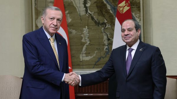 الرئيس المصري عبد الفتاح السيسي ونظيره التركي رجب طيب أردوغان