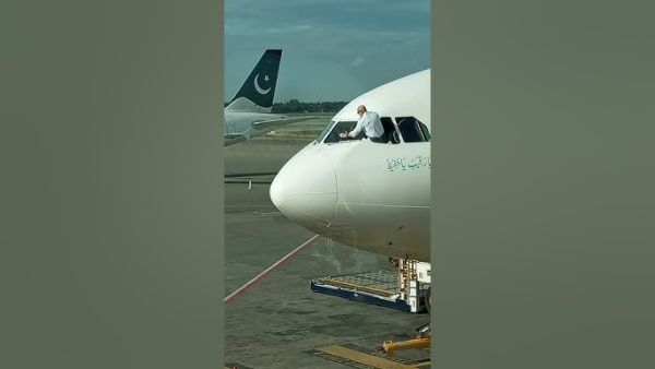 هل سبق أن رأيت طيارًا ينظف زجاج طائرته قبل الإقلاع؟ 