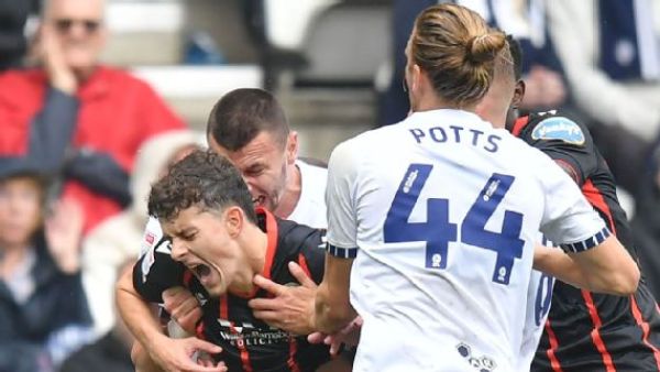لاعب "يعض" منافسه في إنجلترا