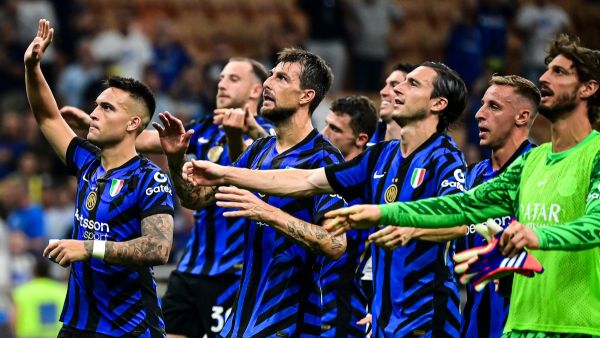 Inter Milan's Argentine forward #10 Lautaro Martinez and teammates cheer supporters at the end of the Italian Serie A football match between Inter Milan and Atalanta at San Siro Stadium in Milan, Italy on August 30, 2024. (Photo by Piero CRUCIATTI / AFP)
