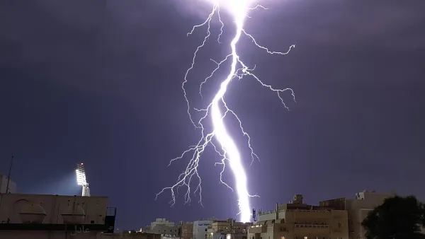 صواعق رعدية مخيفة في سماء جدة