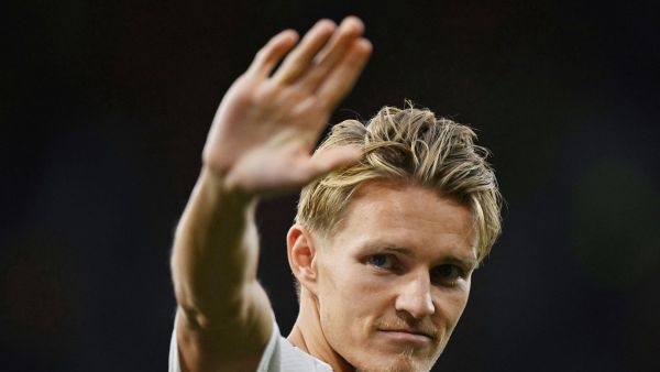 Arsenal's Norwegian midfielder #08 Martin Odegaard waves to supporters at the end of the pre-season friendly football match between Arsenal and Bayer 04 Leverkusen at the Emirates Stadium in London on August 7, 2024. (Photo by Glyn KIRK / AFP)