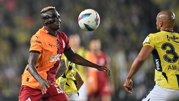 Galatasaray's Nigirian forward Victor Osimhen (L) controls the ball during the Turkish Super lig football match between Fenerbahce and Galatasaray at Fenerbahce Sukru Saracoglu Stadium in Istanbul, on September 21, 2024. (Photo by Ozan KOSE / AFP)