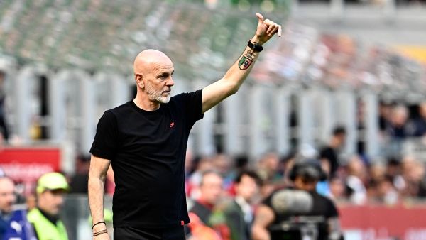 AC Milan's Italian coach Stefano Pioli gestures during the Italian Serie A football match between AC Milan and Lecce at San Siro Stadium, in Milan on April 6, 2024. (Photo by GABRIEL BOUYS / AFP)