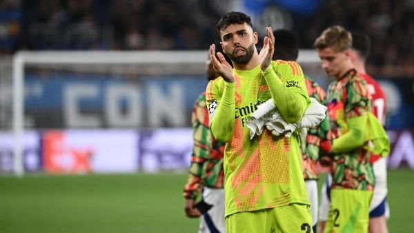 Arsenal's Spanish goalkeeper #22 David Raya acknowledges the public at the end of the UEFA Champions League 1st round day 1 football match between Atalanta Bergamo and Arsenal at the Atleti Azzurri d'Italia stadium in Bergamo on September 19, 2024. (Photo by Isabella BONOTTO / AFP)
