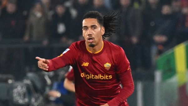 AS Roma’s British defender Chris Smalling gestures during the Italian Serie A football match between AS Roma and Fiorentina on January 15, 2023 at the Olympic stadium in Rome. (Photo by Vincenzo PINTO / AFP)