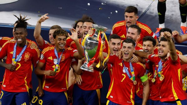 Spain's players celebrate with the trophy after winning the UEFA Euro 2024 final football match between Spain and England at the Olympiastadion in Berlin on July 14, 2024. (Photo by Odd ANDERSEN / AFP)