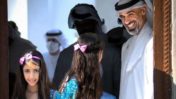الشيخ خالد بن محمد بن زايد مع الشيخة شما والشيخة سلامة