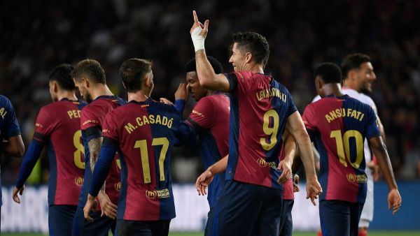 ليفاندوفسكي يقود برشلونة لاكتساح إشبيلية (Photo by Josep LAGO / AFP)