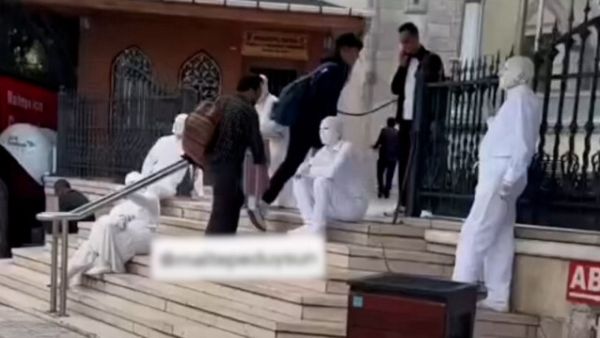 مقطع متداول أمام مسجد بإسطنبول يثير جدل "عبدة الشيطان" 