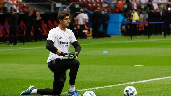 Real Madrid's Belgian goalkeeper Thibaut Courtois warms up prior to the UEFA Super Cup football match between Real Madrid and Atalanta BC in Warsaw on August 14, 2024. (Photo by Wojtek RADWANSKI / AFP)