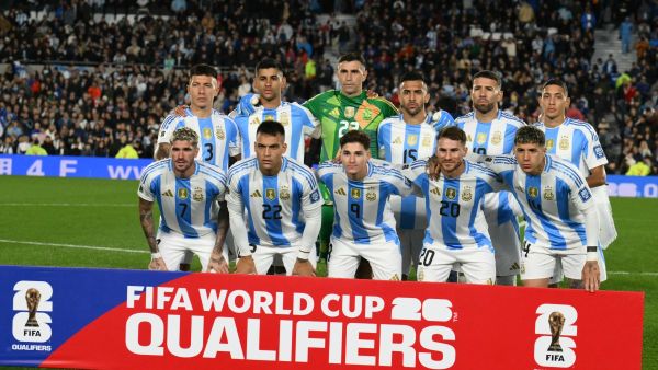 Argentina players pose for a picture before the 2026 FIFA World Cup South American qualifiers football match between Argentina and Chile at the Mas Monumental stadium in Buenos Aires on September 5, 2024. (Photo by Luis ROBAYO / AFP)