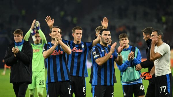 Atalanta's players Atalanta's Bosnian defender #23 Sead Kolasinac (4R), Atalanta's Croatian midfielder #08 Mario Pasalic (C), Atalanta's Dutch midfielder #15 Marten de Roon (3L) and team mates celebrate at the end of the UEFA Champions League football match between FC Shakhtar Donetsk and Atalanta Bergamo in Gelsenkirchen, western Germany on October 2, 2024. Atalanta won the match 3-0. (Photo by INA FASSBENDER / AFP)