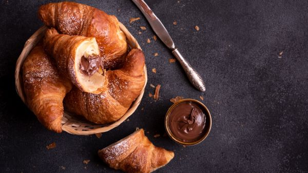 كرواسون الشوكولاتة في المقلاة الهوائية كرواسون الشوكولاتة في المقلاة الهوائية