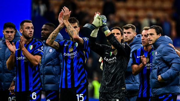 Inter Milan's players applaud at the end of the Italian Serie A football match between Inter Milan and Torino at San Siro Stadium in Milan on October 5, 2024. (Photo by Piero CRUCIATTI / AFP)