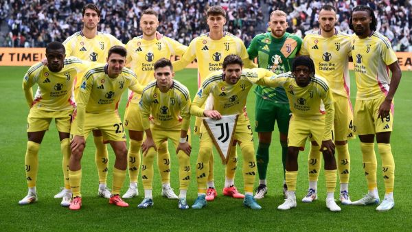Juventus’ players pose for a team photo before the start of the Italian Serie A football match between Juventus and Cagliari at the Allianz stadium in Turin on October 6, 2024. (Photo by MARCO BERTORELLO / AFP)