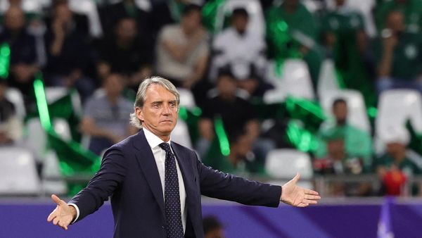 Saudi Arabia's Italian coach Roberto Mancini gestures to his players from the touchline during the Qatar 2023 AFC Asian Cup Group F football match between Saudi Arabia and Thailand at Education City Stadium in al-Rayyan, west of Doha, on January 25, 2024. (Photo by Giuseppe CACACE / AFP)