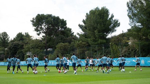 Olympique de Marseille (OM) players run during a training session at Robert Louis-Dreyfus Training Centre in northern Marseille ahead of the French L1 football match against Paris Saint-Germain (PSG) on October 25, 2024. (Photo by MIGUEL MEDINA / AFP)