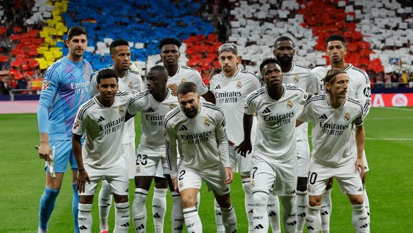 Real Madrid players pose for a team photo before the Spanish league football match between Club Atletico de Madrid and Real Madrid CF at the Metropolitano stadium in Madrid on September 29, 2024. (Photo by OSCAR DEL POZO / AFP)