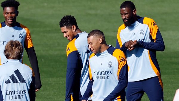 Real Madrid's French forward #09 Kylian Mbappe (C) attends a training session at the club's training facilities of Valdebebas, in the outskirt of Madrid, on October 18, 2024. Real Madrid fans rallied around star striker Kylian Mbappe on October 17 as the France captain battles a media frenzy linking him to a rape investigation in Sweden. (Photo by OSCAR DEL POZO / AFP)
