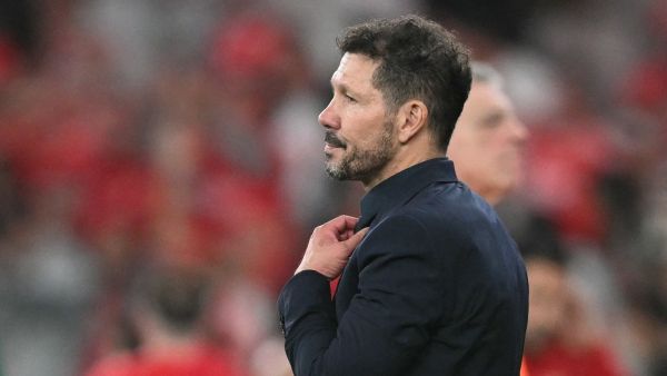 Atletico Madrid's Argentine coach Diego Simeone watches his players from the touchline during the UEFA Champions League, league phase day 2 football match between SL Benfica and Club Atletico de Madrid at the Luz stadium in Lisbon on October 2, 2024. (Photo by PATRICIA DE MELO MOREIRA / AFP)
