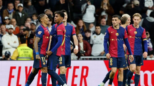 برشلونة مرشح للتغلب على إسبانيول Barcelona's Brazilian forward #11 Raphinha (L) celebrates scoring his team's fourth goal during the Spanish league football match between Real Madrid CF and FC Barcelona at the Santiago Bernabeu stadium in Madrid on October 26, 2024. (Photo by OSCAR DEL POZO / AFP)